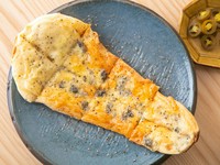 ゴルゴンゾーラ・モッツアレラ・クリームチーズ・チェダーチーズ・シュレッドチーズのピザにハチミツとブラックペッパーでクアトロフォルマッジ風に。是非ご賞味あれ。