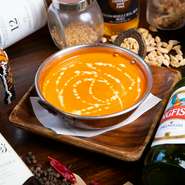 タンドールで焼いたチキンの入っており、バターの風味が効いた一品となっています。