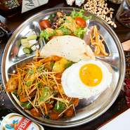 クロタオリジナルのカレーがかかったセットメニューとなっています。