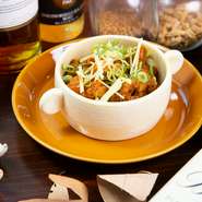 カレー風味に煮込んで柔らかくなったインド風のもつ煮です。