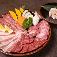 牛たん、カルビ、ロース、ヨーグル豚バラ、焼き野菜、ホルモンがはいったボリューム感ある一皿です。
