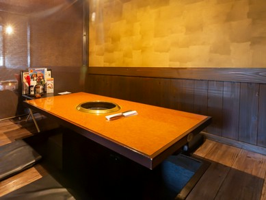 バリエーション豊富な料理を囲んで盛り上がる歓送迎会