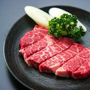 ハーフサイズ：960円（税込1056円）
赤身の王様！【くろぬま】の人気商品です！さっぱりしながらも、強い旨みが感じられる部位です。繊細なおいしさを活かす為、塩コショウで提供。
