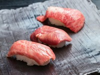 豪華な肉寿司を贅沢に食べ比べ『炙り肉寿司三種盛り』