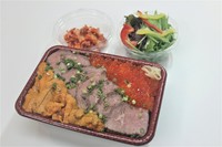 ・ローストビーフ(40g)・いくら(40g)・雲丹(40g)・小口ネギ・わさび・ガリ・ご飯(大盛り＋100円)・サラダ・お漬物