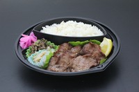 ・上タン(100g)・ご飯(大盛り＋100円)・もやしナムル・ぜんまいナムル・お漬物