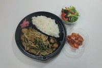・ホルモン(100g)・ニラ・もやし・たまねぎ・ご飯(大盛り＋100円)・キムチ・サラダ・お漬物