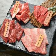 赤身ロース、トロカルビ、やみつきハラミ、中落ちカルビと人気の4種を盛り合わせ（320g）。ロースは塩で、ハラミとカルビは自家製タレで。赤身をたくさん食べたい時にオーダーしたい一品です。