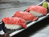 3種の肉の美味しさが白米と溶け合う『炙り牛寿司３種セット』