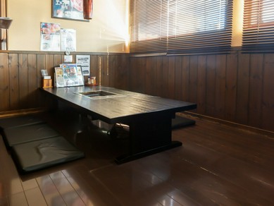 バリエーション豊富な料理を囲んで盛り上がる歓送迎会