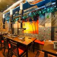 石垣島や宮古島など、海を愛する店主。訪れるゲストに束の間のリゾート感覚を提供してくれる雰囲気抜群の店内です。トイレは男女別々にあり、女性ゲストも気兼ねなく利用できます。