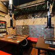 セルフオーダーシステムでオーダーも会計もスムーズでスピーディー！テーブルごとに備えたダクトや、カウンター席のアクリル板など、感染症対策にも取り組んでいます。