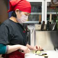 身も心も満たす、ゲストに喜んでもらえる料理と心地よい時間を提供。ホスピタリティを重視した接客はスタッフひとりひとりにも浸透しています。「最高のサービスと美味しい料理で感動を。」がモットー。