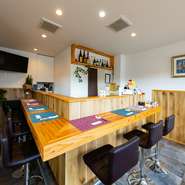 木のぬくもりを感じる店内は、L字型のカウンター席のみ。おいしい料理を味わい、カウンター越しの会話を楽しみ、くつろぎの時間を過ごせます。