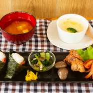 ゲストの体を気遣い、栄養バランスを考えたヘルシーメニューを心がける田原さん。世羅米「ゆめせんぼん」はおにぎりに、グラタンのホワイトソースやから揚げ粉には米粉を使用しています。