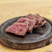 コース後半では当日選りすぐりのお肉を備長炭でシンプルに焼き上げた焼物を用意。お店オリジナルのソースや薬味で、それぞれのお肉の持つおいしさをしっかりと引き出してくれます。