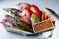 店主が市場に勤務してるからこそ入手できる、おいしくてリーズナブルな旬の魚介類を、様々な料理で味わえる