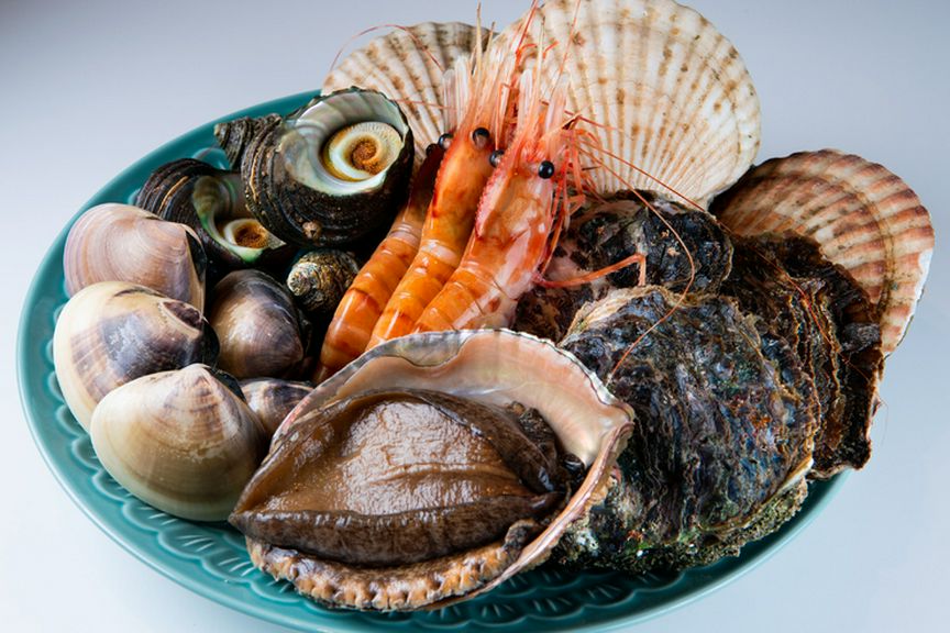 『海鮮焼き』をはじめ、厳選した魚介類をゲストの好みに合わせて、最大限おいしく仕上げるのが【魚歌】流