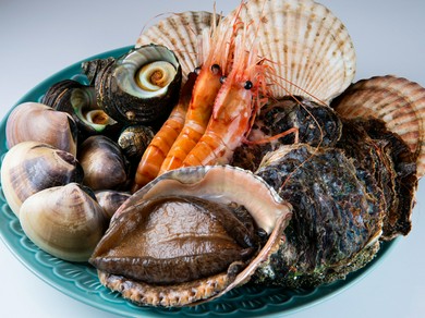 『海鮮焼き』をはじめ、厳選した魚介類をゲストの好みに合わせて、最大限おいしく仕上げるのが【魚歌】流