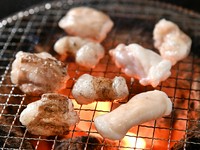 肉汁ジュワーッ！　秘伝の味噌ダレでいただく『もつ焼き』