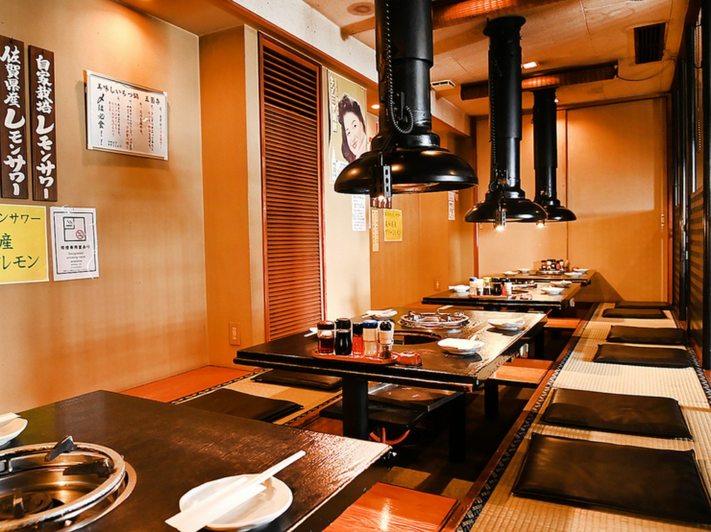 座席は全て掘りごたつ。足を伸ばしてゆっくり座れます