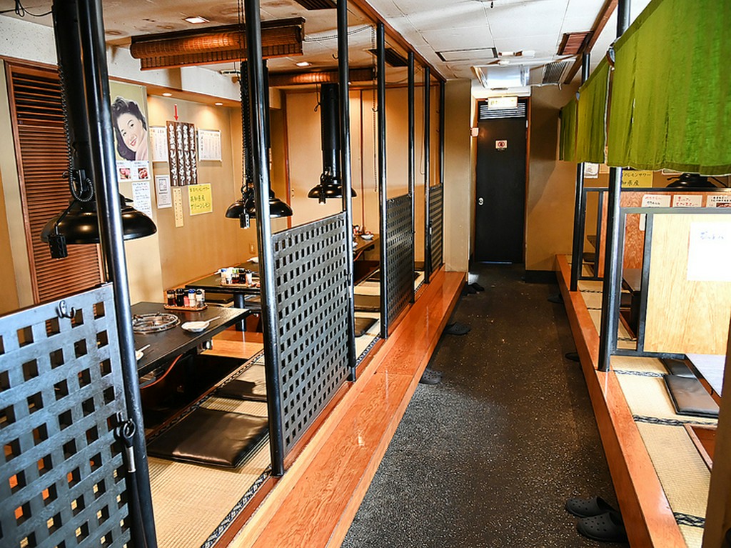 座席の間には間仕切りあり。換気も行い、気持ちよく過ごせます