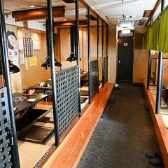 座席の間には間仕切りあり。換気も行い、気持ちよく過ごせます