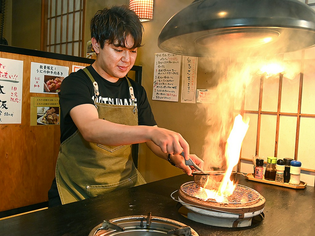 もつ焼きは座席に七輪を用意し、炭火で香ばしく焼き上げます
