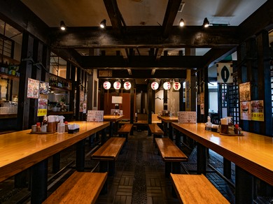 温かみのあるアットホームな店内でくつろぐ