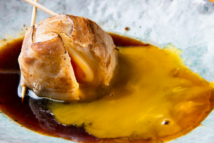 柔らかい卵と豚肉のコクが絡み合う『とろ玉〜半熟卵の豚肉包み焼き〜』(1個)