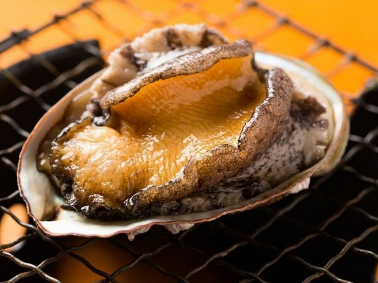 テーブルの上で焼き上げる！　『活アワビ地獄焼』