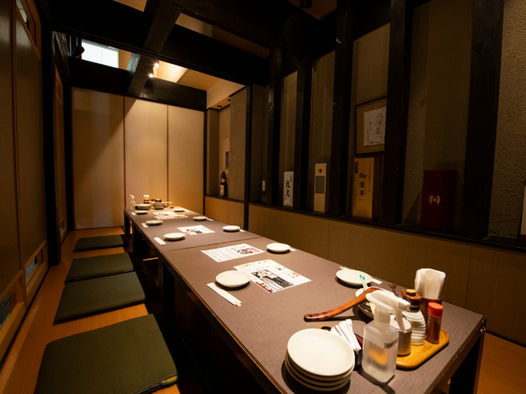 最大16名まで収容可能な個室あり。用途に応じて8名用、4名用にも