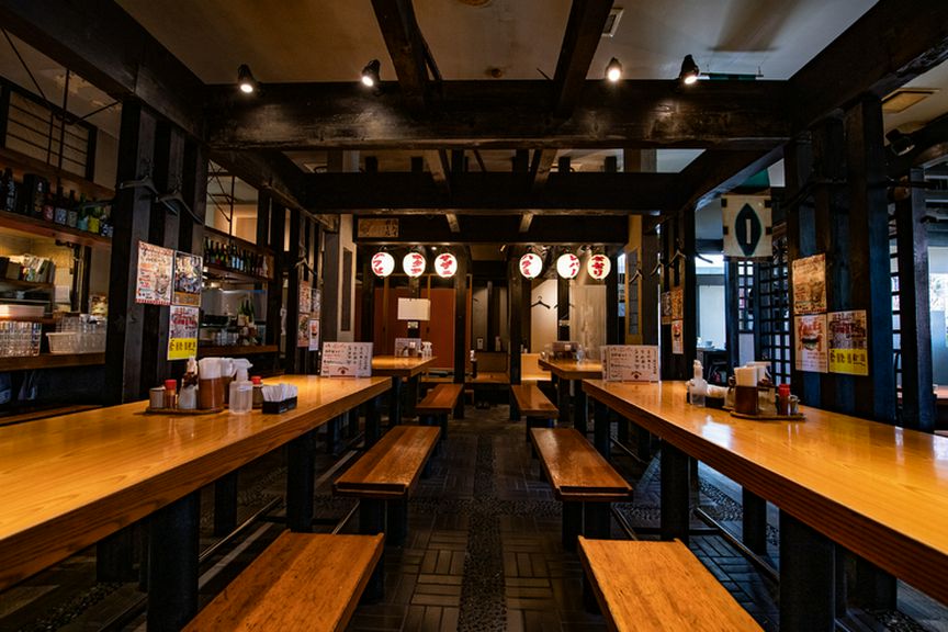 開放的なテーブル席は、友人同士ワイワイ盛り上がりたい時に