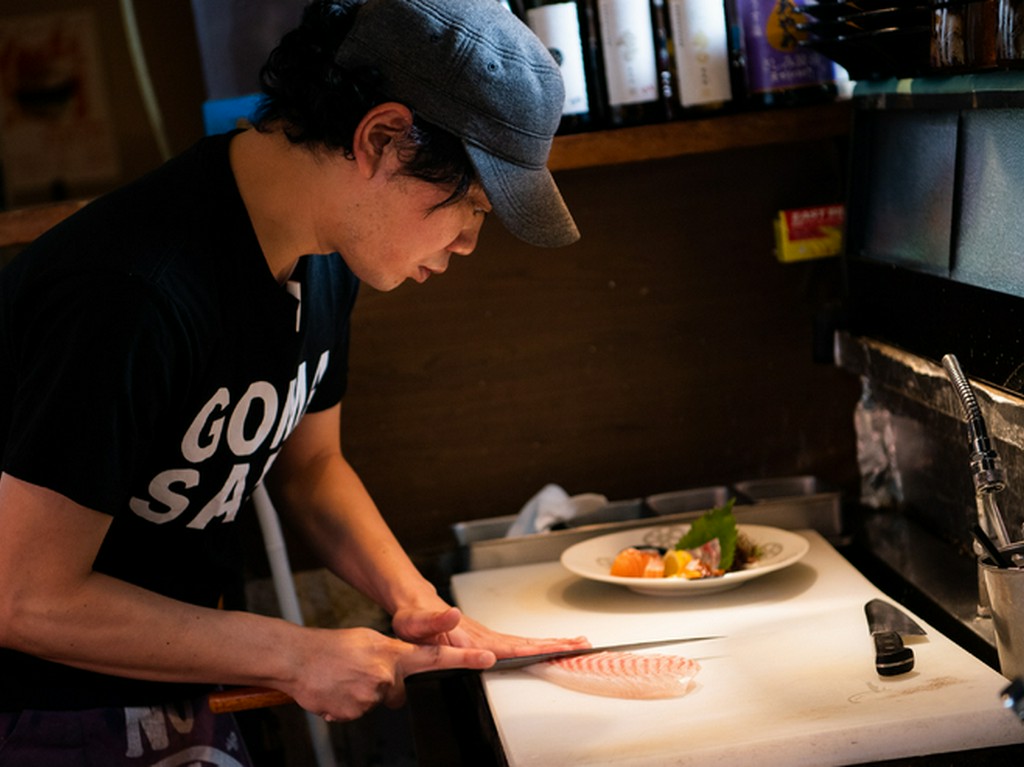 毎日入荷する新鮮な旬魚を日本酒とともに堪能