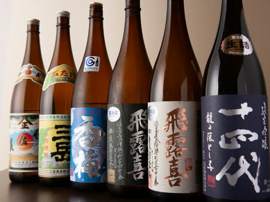 旬のとびきりの魚料理に合う、日本各地の旨い地酒を取り揃え