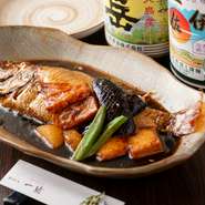 心から美味しいと思える魚料理に憩える店。初めて訪れても肩肘はらずに楽しめ、嬉しい高コスパ。二人で取り分けながら味わえる単品料理が豊富で、お酒＆ドリンクも充実。人気店なので、事前予約がおすすめです。