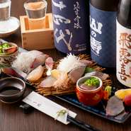 長浜市場の食堂で働いた経験を持つ店主が毎日、同市場に出向いて旬魚介を目利き。素材の持ち味を見極め、程好くねかせて提供することで、魚の頂点の味を届けています。7～8種を味わえ、あしらいの趣向も楽しみ。
