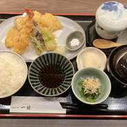 一品料理、小鉢、漬物、白ご飯、味噌汁付き