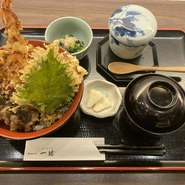 一品料理、小鉢、漬物、味噌汁付き

丼単品：990円