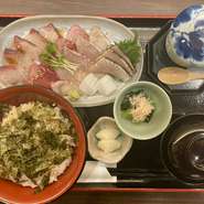 一品料理、小鉢、漬物、味噌汁付き