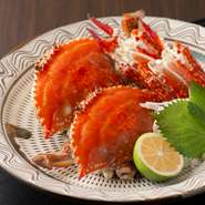 店主が長浜市場で目利きして仕入れる多彩な魚介が集い、刺身・天ぷら・煮つけなど、気軽に楽しめる和食でご提供。高級魚介も充実し、10月初旬の毛蟹、夏の天然鰻をはじめ、季節ごとの贅沢な味覚を満喫できます。