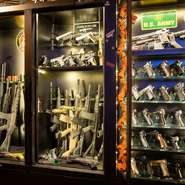 初心者の方も大歓迎！中洲で射撃（シューティング）体験なら当店へどうぞ♪ゆったりと射撃とご飲食を楽しめる空間となっております♪
お好きなエアガンをお選びいただきます♪スタッフが撃ち方をご説明します！