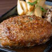 400gという大ボリュームでお届けする定番の肉料理。味付けも濃いめに用意してあるのでお酒も進みます。