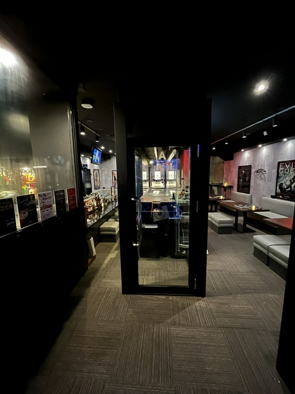 シューティング用のブースにゆったりしたソファ席にカウンター