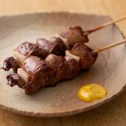 国産の朝引き鶏を丁寧に下処理して、レバー特有の臭みもなく、ふわとろに焼き上げます。