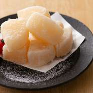 じっくり煮込んで、味染み染みの大根をカラッと揚げてます!定番の鶏のからあげよりも圧倒的な人気の一品です!!
※鶏からも自信あります...