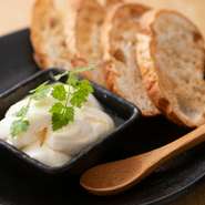 全力で女子ウケを狙いました! 当店のチーズ豆腐は甘じょっぱくて、とろりとした口当たりが特徴的。おつまみとしても食後のデザートとしてもお楽しみいただける一品です!