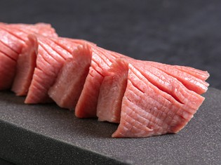 仙台名物『牛タン』を贅沢に厚切りで。肉の旨みが広がります