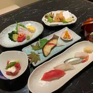 コース内容として小鉢・刺身・小煮物・焼き物・揚げ物・すし・おわん が含まれます。多様な料理をお楽しみいただける人気のコースメニューです。