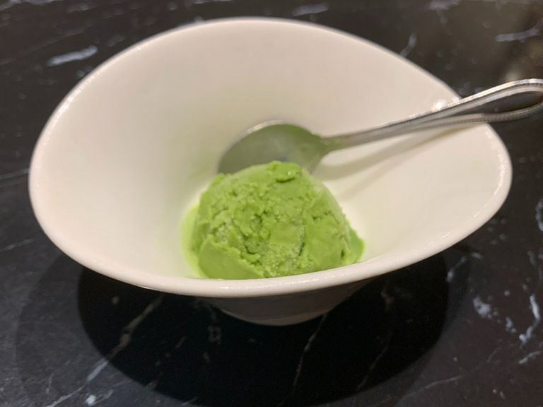 コースに含まれているデザート。甘いものはいつだって別腹です